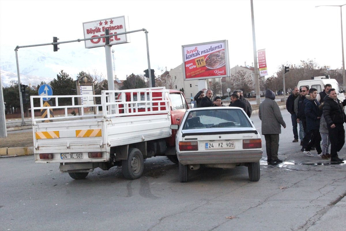 Erzincan'da Trafik Kazası: 6 Yaralı