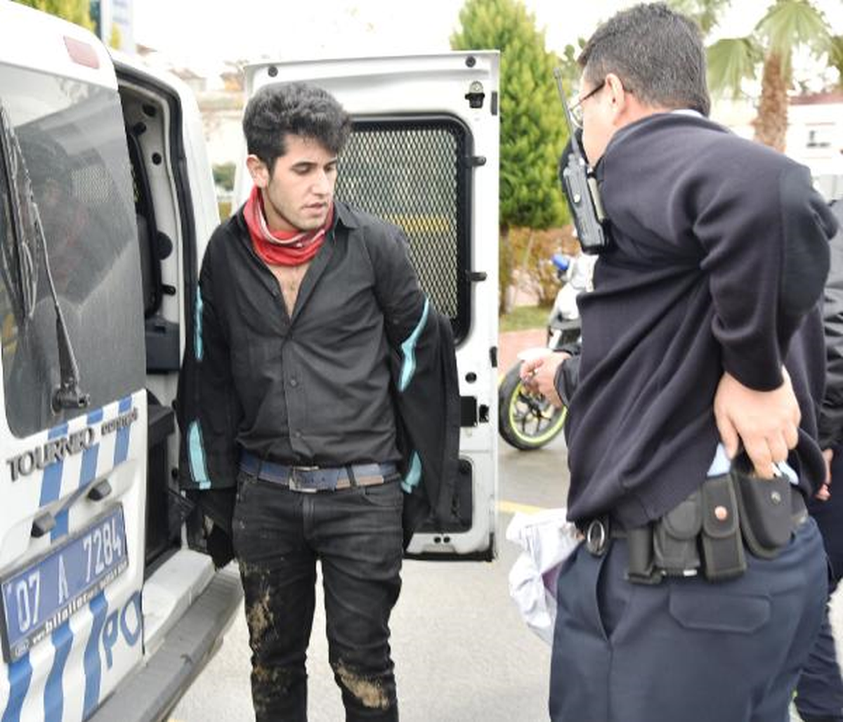 Polisin 'Dur' İhtarına Uymadı, 'Hadi Vurun Beni' Dedi
