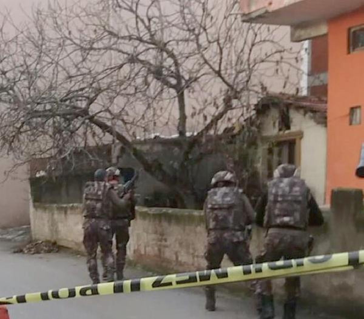 Pompalı Tüfekle Akrabasını Rehin Aldı! Polis Binayı Sarınca Teslim Oldu