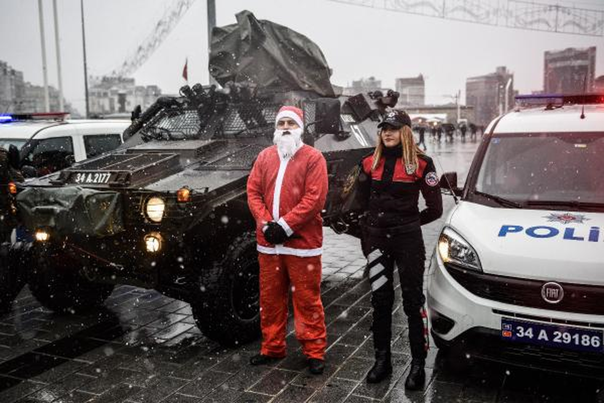 İstanbul Polisinden Yılbaşına Özel Noel Baba Kostümlü Önlem
