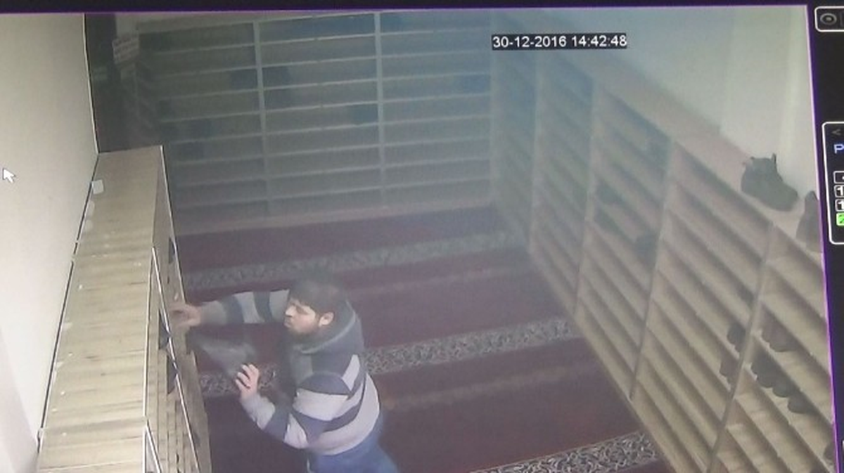 Ayakkabı Hırsızı Kamerada! Önce Kokladı Sonra Çaldı