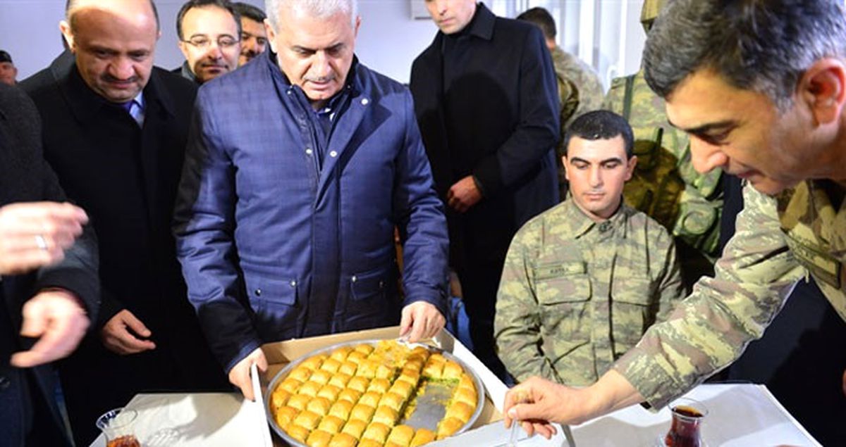 Başbakan Yıldırım Mehmetçik'e Baklava İkram Etti