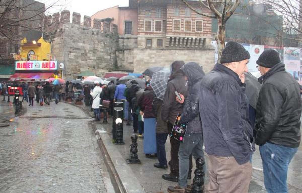 Çekilişe Saatler Kala Milli Piyango Bayileri Önünde Umut Kuyruğu Oluştu