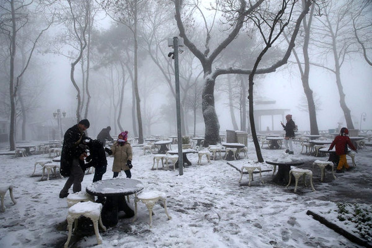İstanbullular 2016'ya Kar Manzarasında Veda Etti