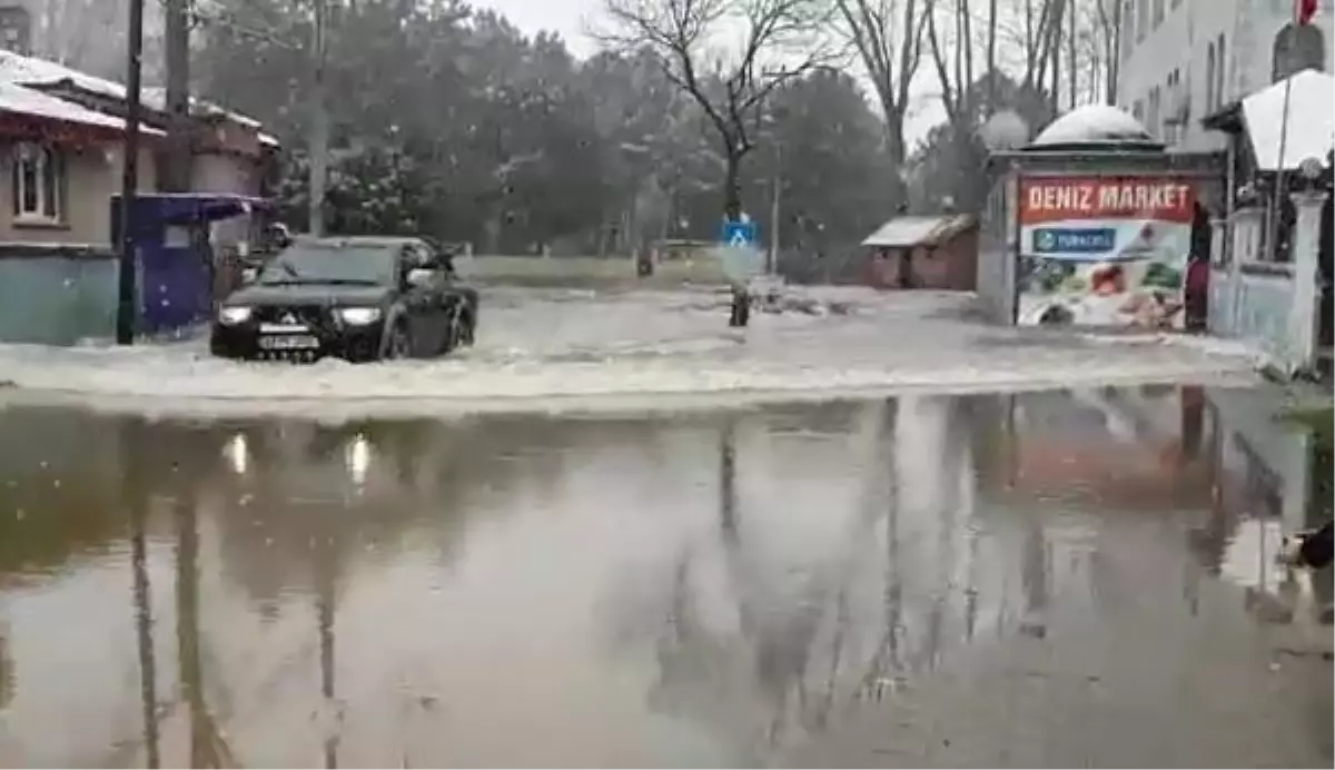 Karasu'da Mahalleyi Su Bastı