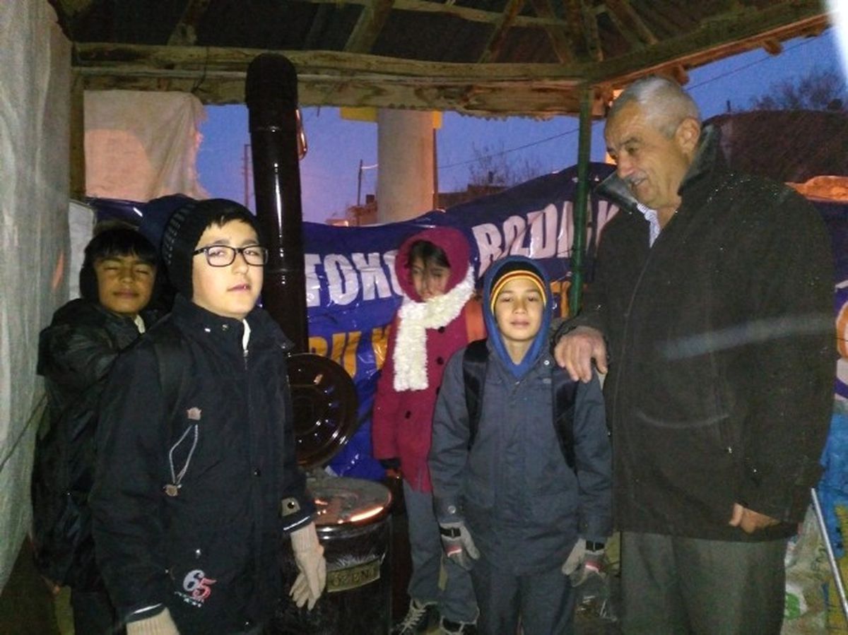 Öğrencilerin Üşümesine Dayanamadı Durağa Soba Kurdu
