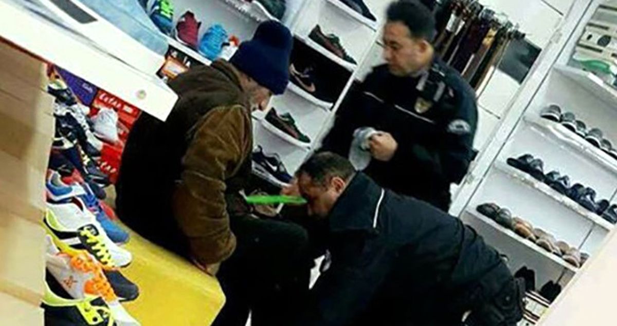 Sosyal Medya, 2 Polisin Yaşlı Amcaya Yardım Ettiği Bu Görüntüyü Konuşuyor!