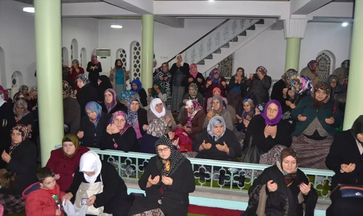 Boyabat'ta 32 Kişi Umreye Uğurlandı