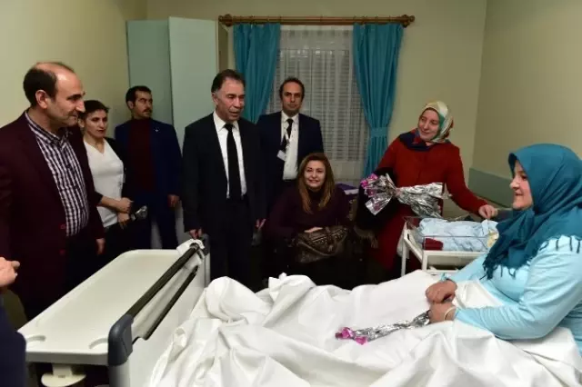 Bursa'da Yeni Yılın İlk Bebeklerine Milletvekili Sürprizi Bursa'da Yeni Yılın İlk Bebeklerine Milletvekili Sürprizi