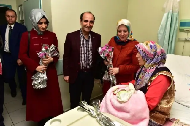 Bursa'da Yeni Yılın İlk Bebeklerine Milletvekili Sürprizi Bursa'da Yeni Yılın İlk Bebeklerine Milletvekili Sürprizi