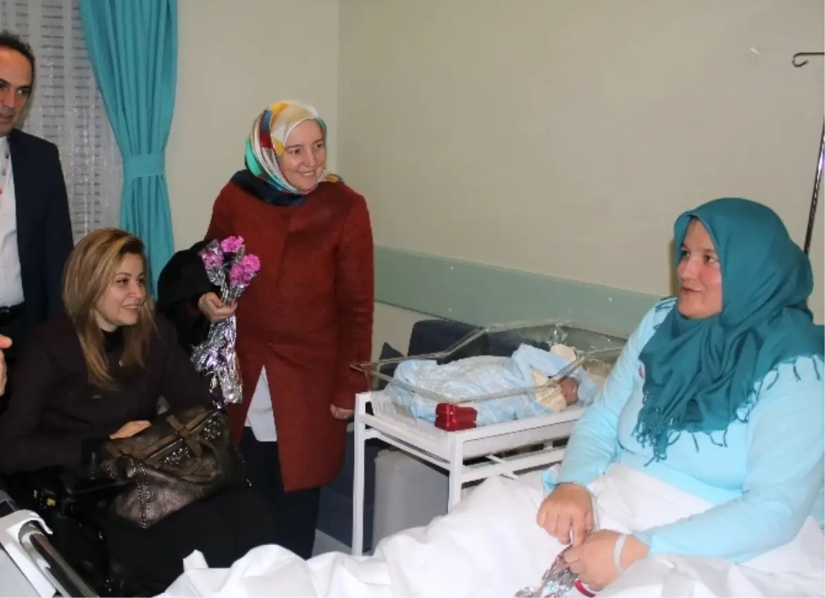 Bursa'da Yeni Yılın İlk Bebeklerine Milletvekili Sürprizi