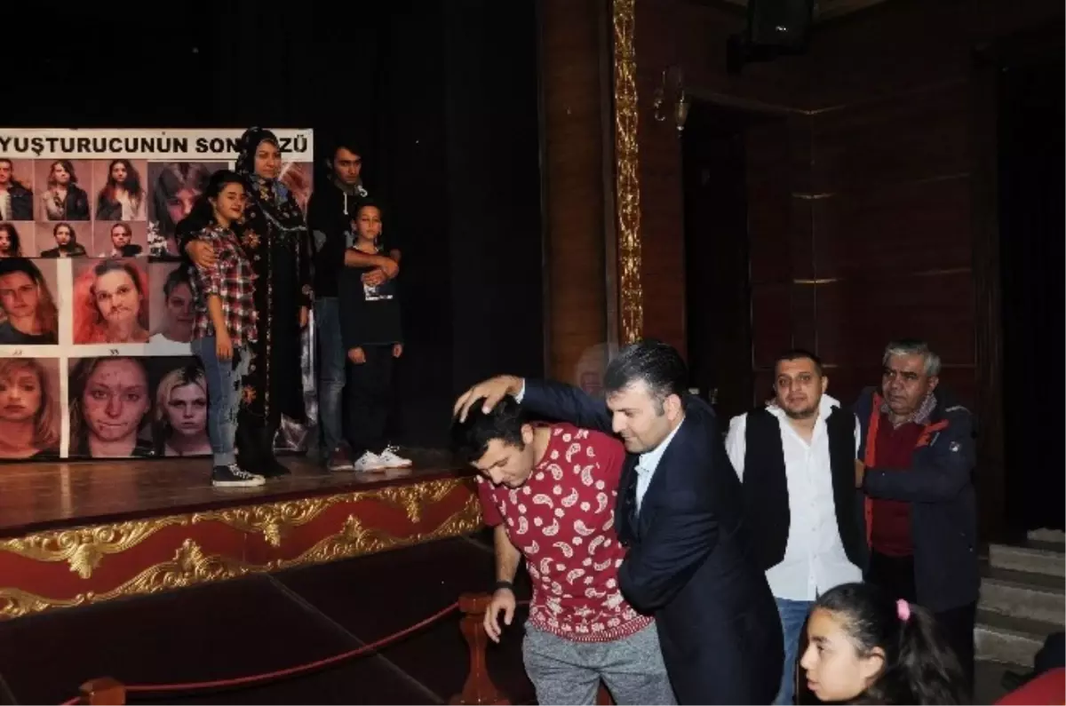 Kent Tiyatrosu 2016'yı Çiçekler Solmasın'la Uğurladı