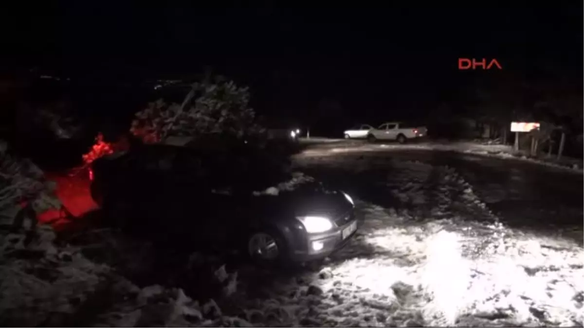 Osmaniye'de Karda Mahsur Kalan Araçlar Kurtarıldı