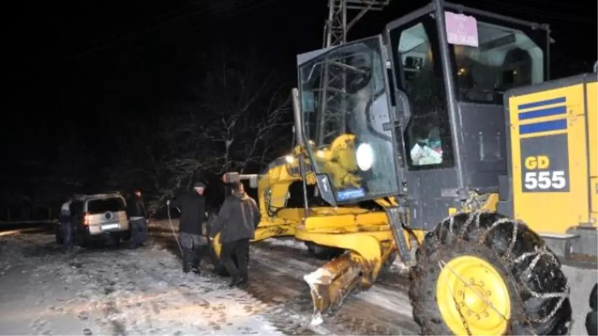 Osmaniye'de Karda Mahsur Kalan Araçlar Kurtarıldı