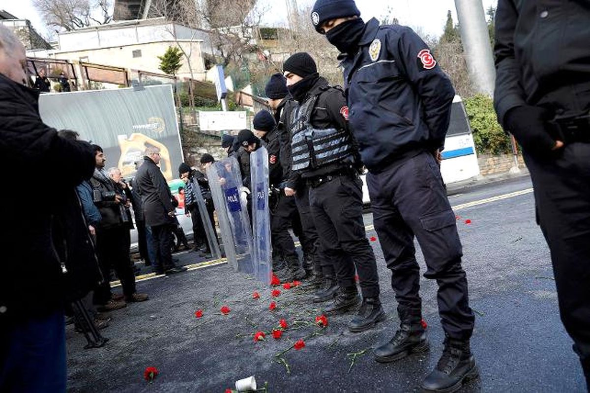Reina'nın Önünde CHP'li Vekiller ile Polis Arasında Gerginlik
