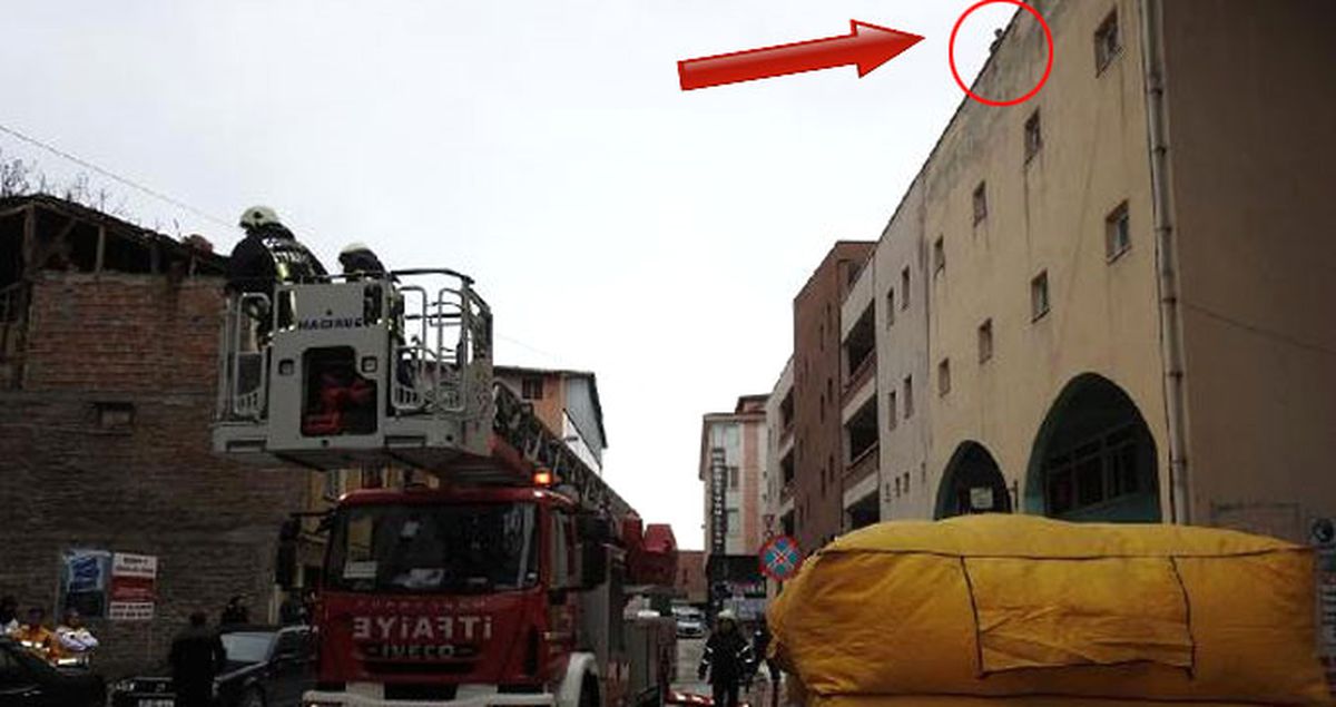 Şiddetçi Koca Çatıya Çıktı, Sığınma Evindeki Karısını İstedi