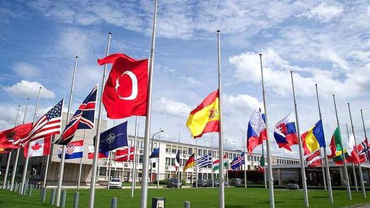 Türkiye'deki Saldırı Nedeniyle NATO'da Bayraklar Yarıya İndi
