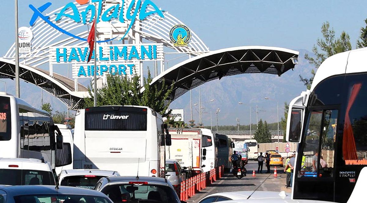 Antalya Havalimanı'nda Büyük Panik: Üzerimde Bomba Var