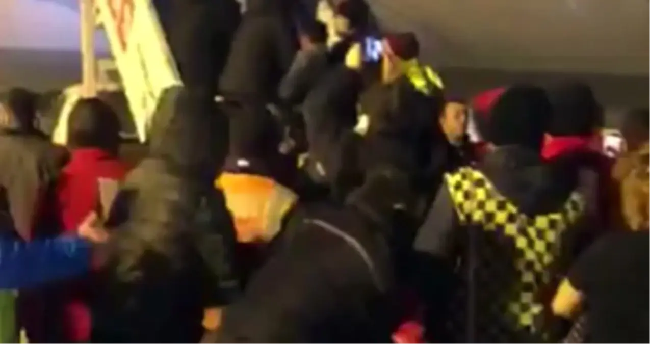 Türkiye'ye Hakaret Eden Barbaros Şansal Havalimanında Saldırıya Uğradı