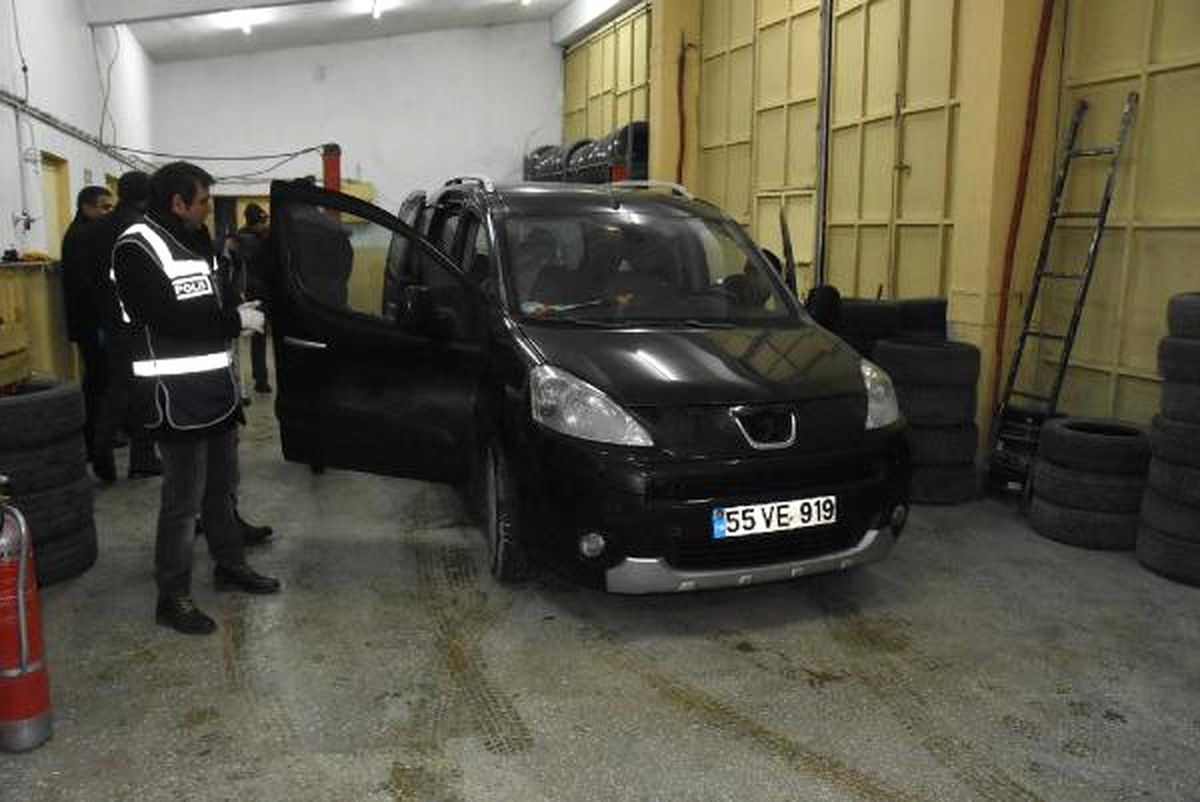 Gizli Bölmelerden 12 Kilo Esrar Çıktı