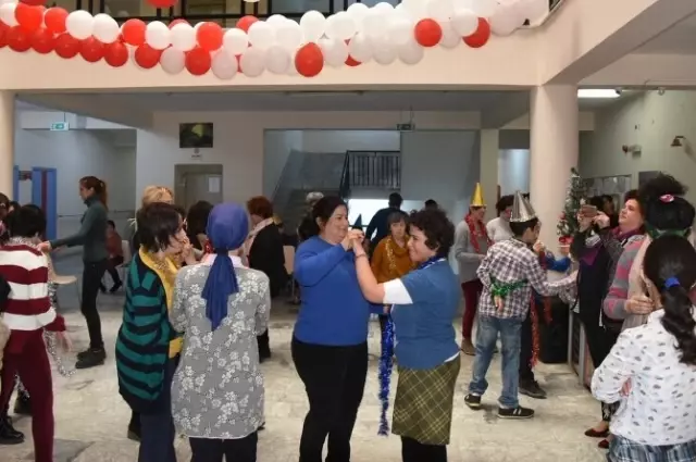 Milas'ta Özel Bireylere Yılbaşı Sürpriz Milas'ta Özel Bireylere Yılbaşı Sürpriz