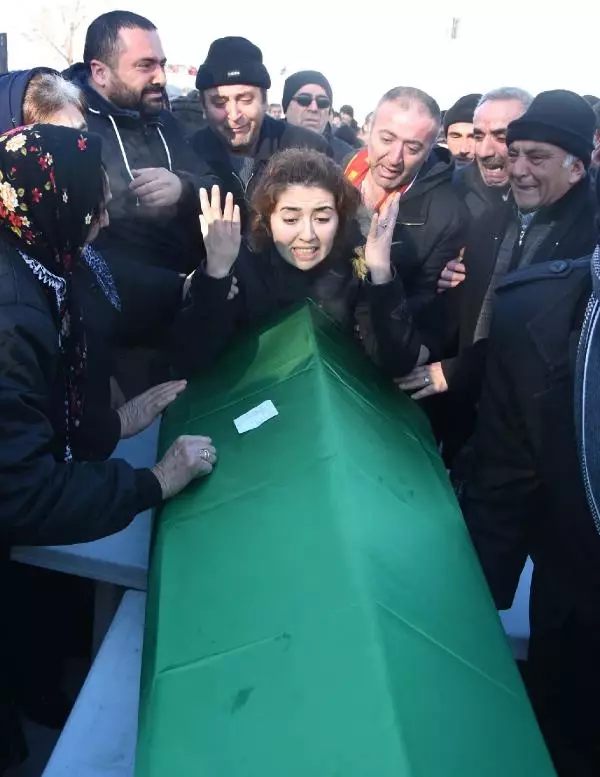 Reina Saldırısında Ölen Garson Kenan Kutluk Toprağa Verildi Reina Saldırısında Ölen Garson Kenan Kutluk Toprağa Verildi