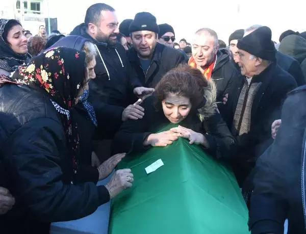 Reina Saldırısında Ölen Garson Kenan Kutluk Toprağa Verildi Reina Saldırısında Ölen Garson Kenan Kutluk Toprağa Verildi
