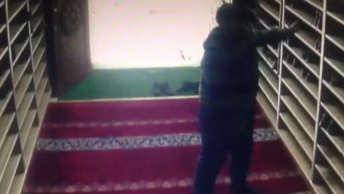 Bursa'da Camiden Ayakkabıları Koklayarak Çalan Hırsız Tutuklandı