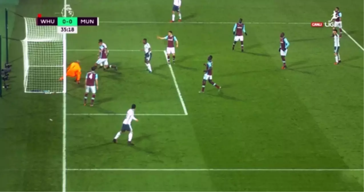 Manchester United'lı Futbolcuların Kaçırdığı Gol Hayrete Düşürdü