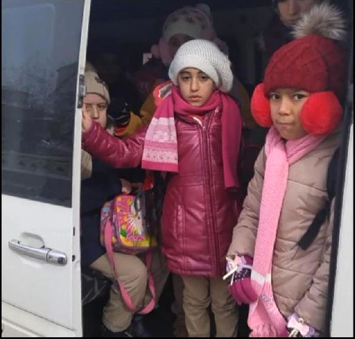 17 Kişilik Servis Minibüsünden 42 Öğrenci Çıktı