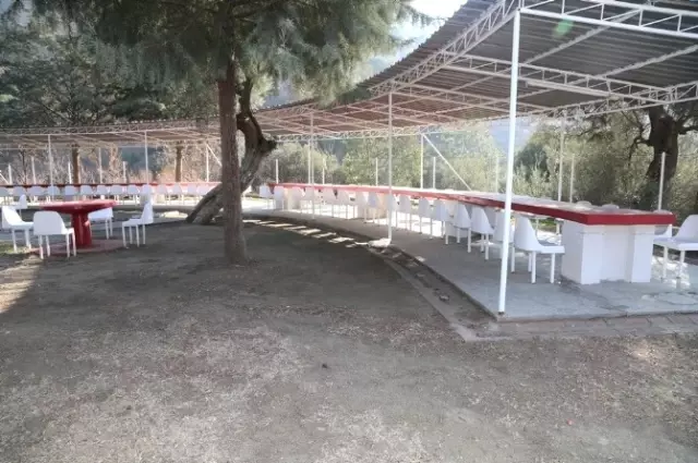 Çayyüzü Şehitliği Kırmızı-beyaz Renklere Boyandı Çayyüzü Şehitliği Kırmızı-beyaz Renklere Boyandı