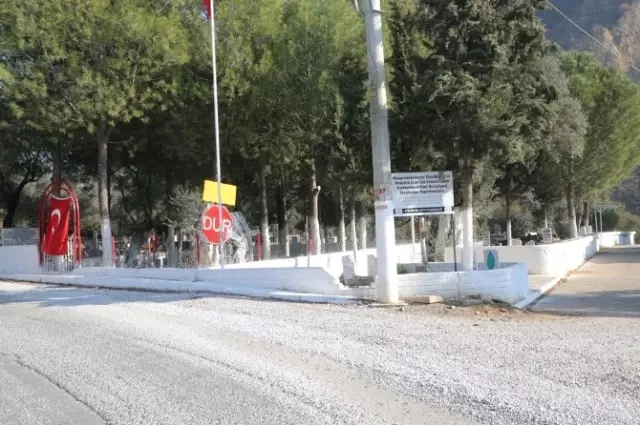 Çayyüzü Şehitliği Kırmızı-beyaz Renklere Boyandı Çayyüzü Şehitliği Kırmızı-beyaz Renklere Boyandı