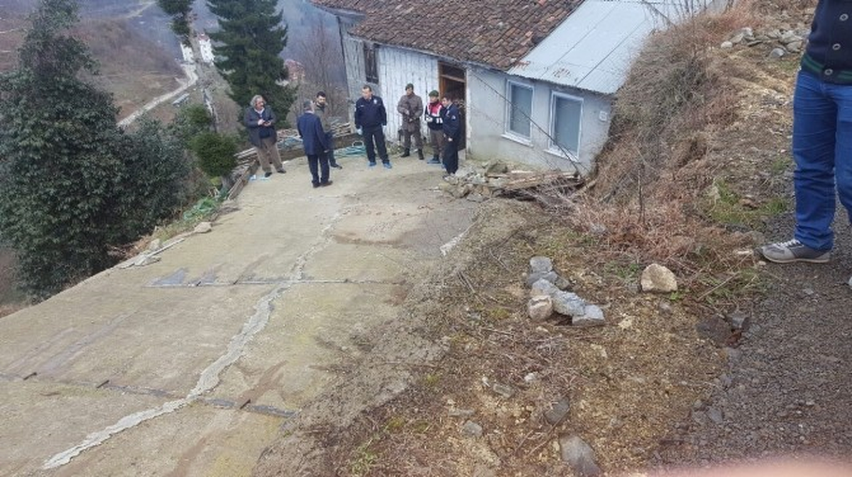 Cinnet Geçiren Şahıs, Annesi ile 3 Kardeşini Silahla Vurarak Öldürdü