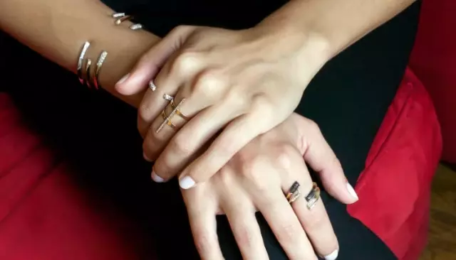 Angeline Jolie Mücevherlerini Muhtar Kent'in Kızı Selin Kent'ten Alıyor Angeline Jolie Mücevherlerini Muhtar Kent'in Kızı Selin Kent'ten Alıyor