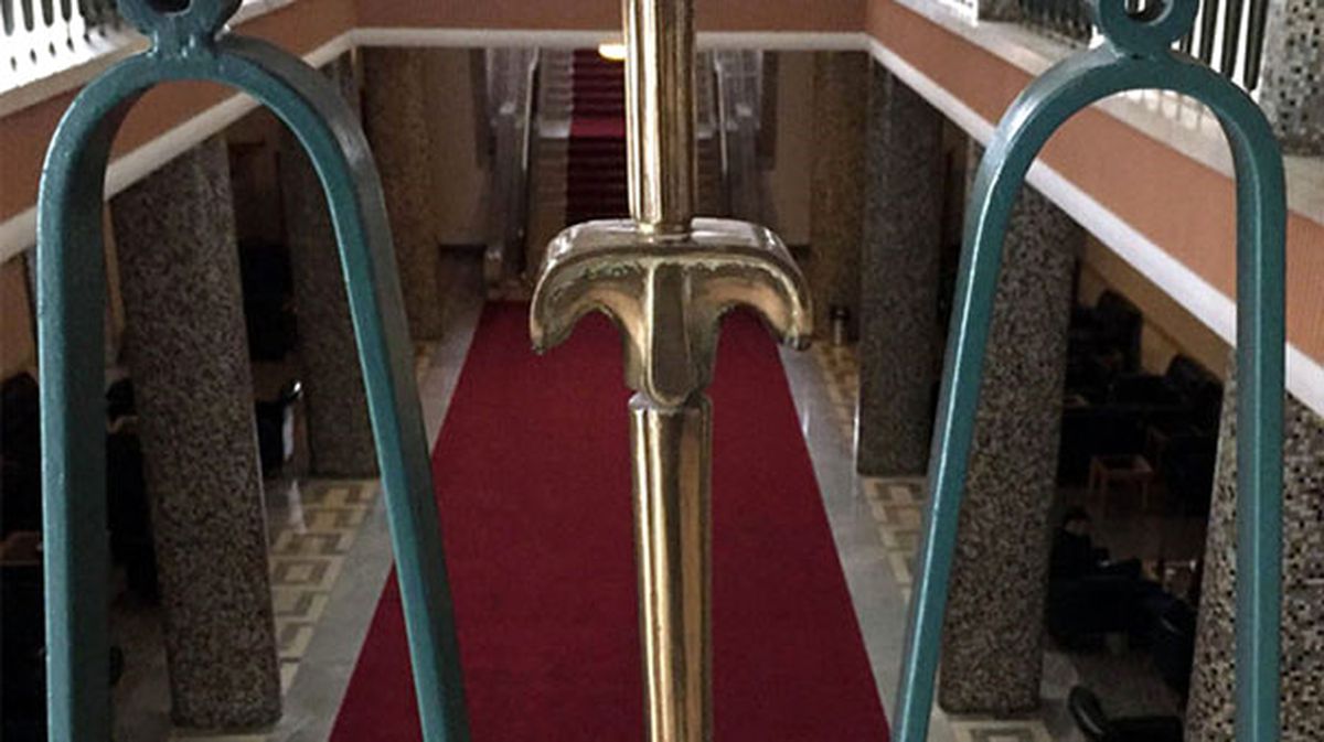 Meclis'te Haçlı Kılıcı Tartışması! Anında Kaldırıldı