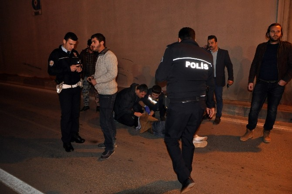 Genç Kız Alt Geçit Korkuluklarında İntihara Kalkıştı