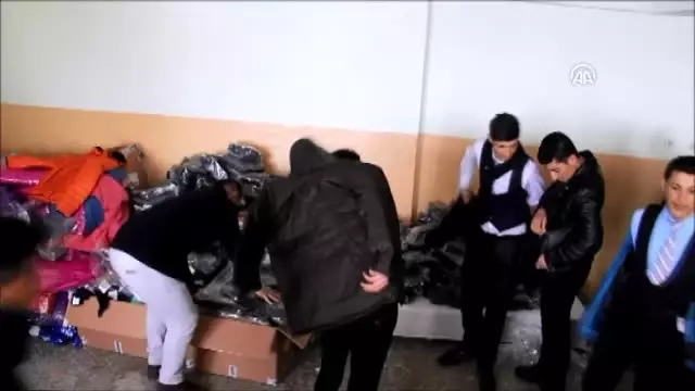 Başkale'de 2 Bin Öğrenciye Kıyafet Yardımı