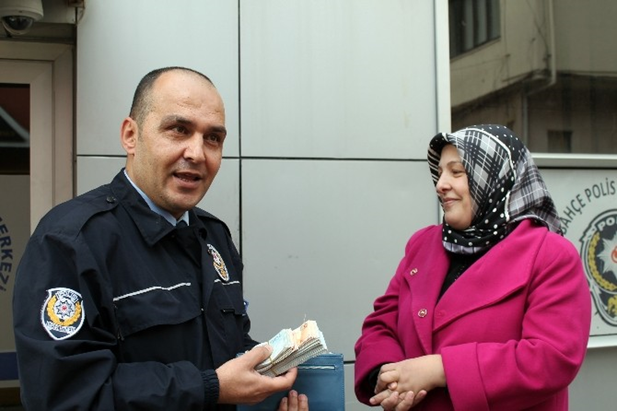 Döner Ustası, Kömürlükte Bulduğu 23 Bin TL'yi Sahibine Ulaştırdı