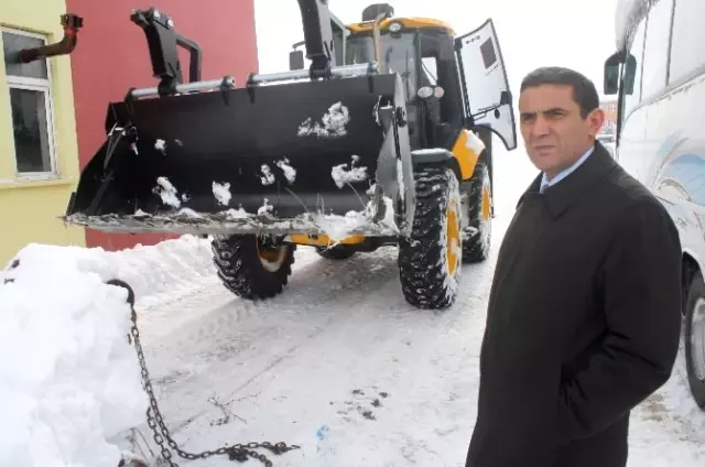 Düzkışla Belediyesi'ne İş Makinesi Hibe Edildi Düzkışla Belediyesi'ne İş Makinesi Hibe Edildi