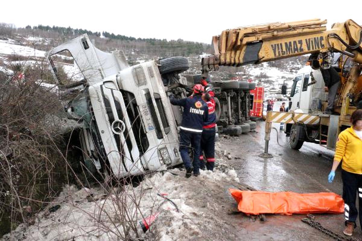 Freni Boşalan Tır Devrildi, Sürücü Öldü
