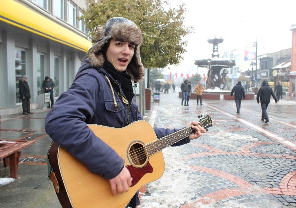 Kirasını Ödeyemeyen Üniversiteli, Gitarıyla Sokağa Çıktı