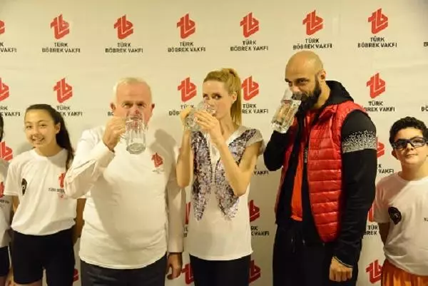 Ünlüler 'Obezite' ile Mücadele İçin Kamera Karşısına Geçti, Spor Yaptı, Su İçti Ünlüler 'Obezite' ile Mücadele İçin Kamera Karşısına Geçti, Spor Yaptı, Su İçti