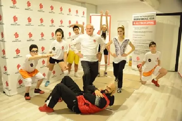 Ünlüler 'Obezite' ile Mücadele İçin Kamera Karşısına Geçti, Spor Yaptı, Su İçti Ünlüler 'Obezite' ile Mücadele İçin Kamera Karşısına Geçti, Spor Yaptı, Su İçti
