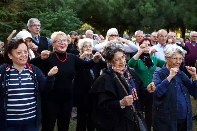 'Yaşlı Üniversitesi'nde Kazak Öremeyen Erkek Mezun Olamıyor