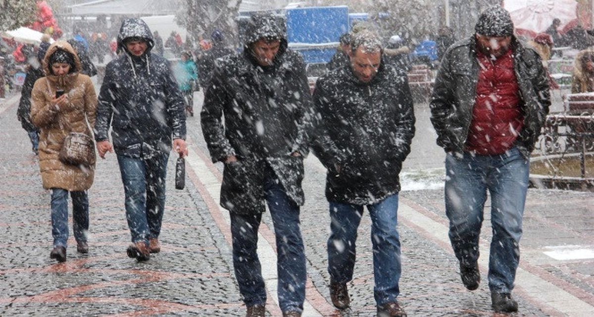 Edirne'de Kent Beyaza Büründü, Okullar Tatil Edildi