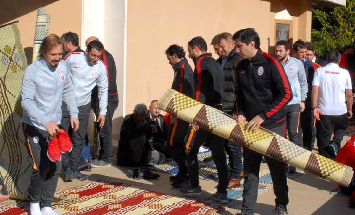 Futbolcular, Dinler Bahçesi'nde Cuma Namazı Kıldı