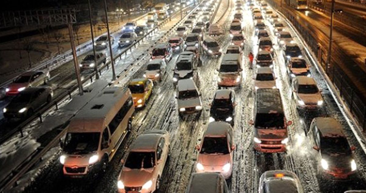 İstanbul'da Yoğun Kar Yağışı ve Tipi Başladı! Trafik Durma Noktasına Geldi