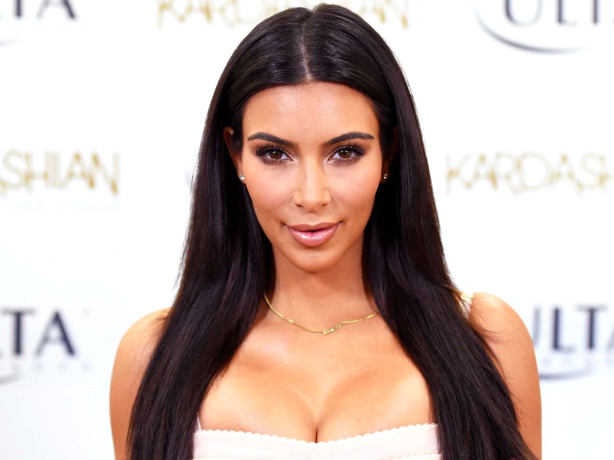 Kim Kardashian'ın Orak-Çekiçli Kıyafeti Olay Oldu