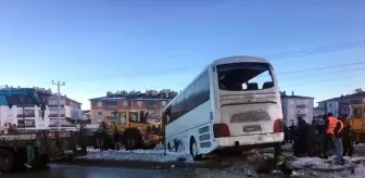 Öğrencileri Taşıyan Otobüs Devrildi: 3 Ölü, 40 Yaralı