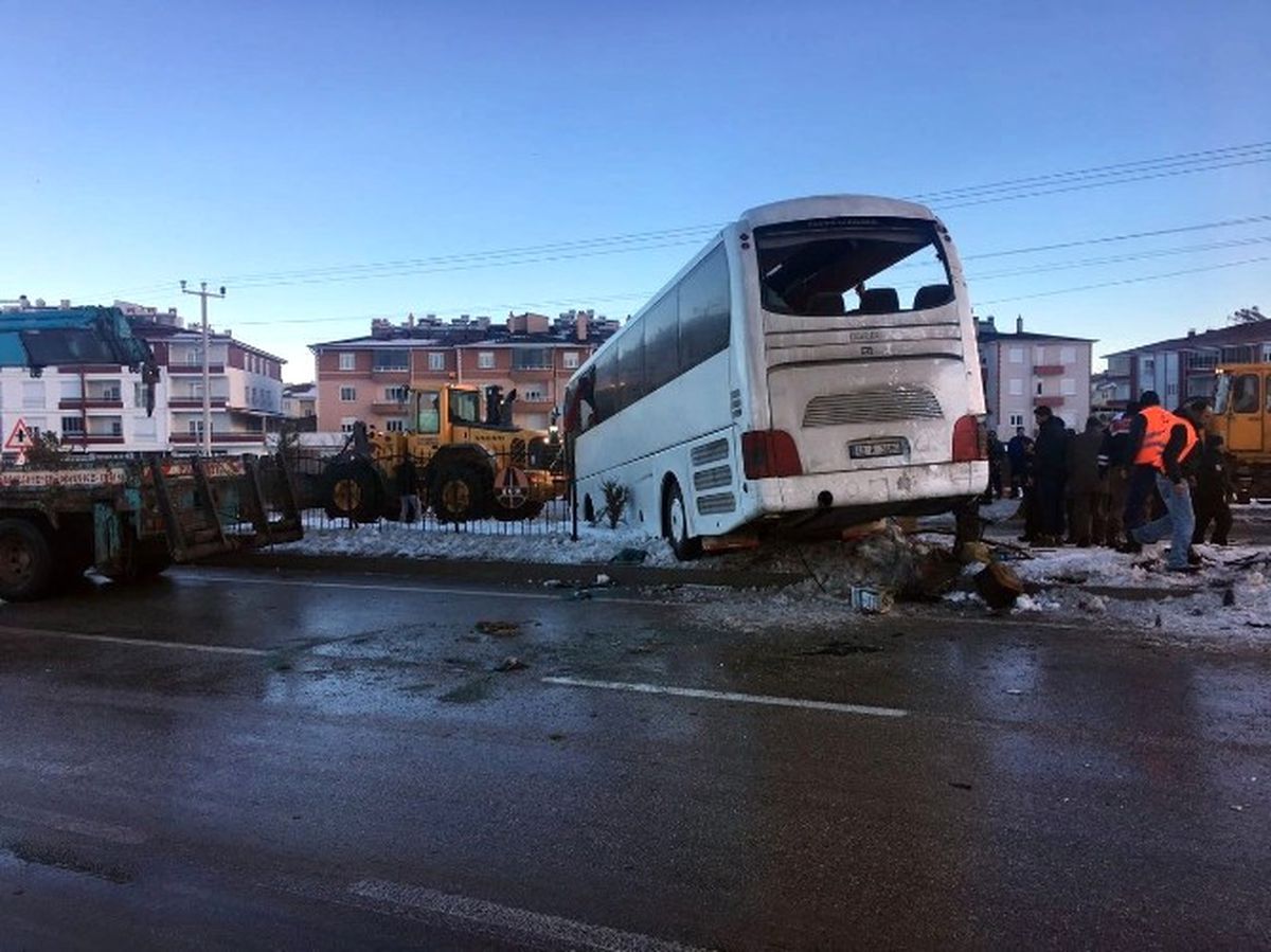 Öğrencileri Taşıyan Otobüs Devrildi: 2 Ölü, 5 Yaralı